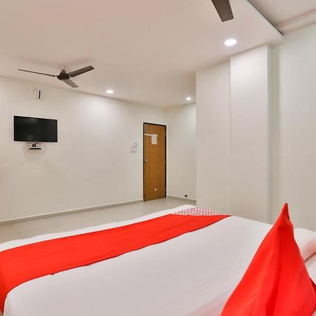 Oyo 16675 Hotel Shri Krishna Inn สุรัต ภายนอก รูปภาพ