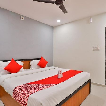 Oyo 16675 Hotel Shri Krishna Inn สุรัต ภายนอก รูปภาพ