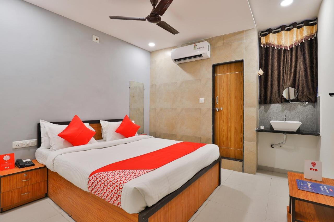 Oyo 16675 Hotel Shri Krishna Inn สุรัต ภายนอก รูปภาพ