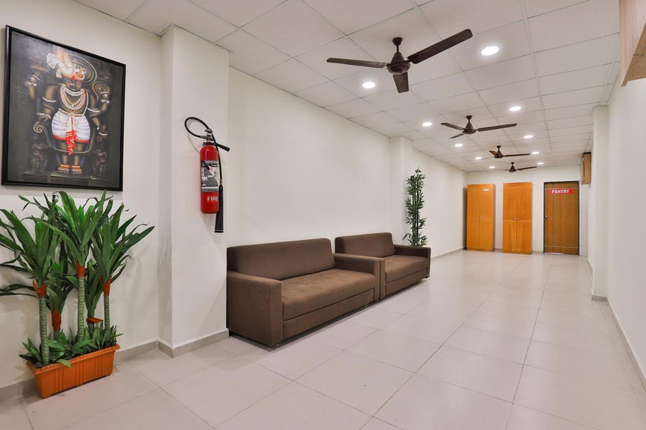 Oyo 16675 Hotel Shri Krishna Inn สุรัต ภายนอก รูปภาพ