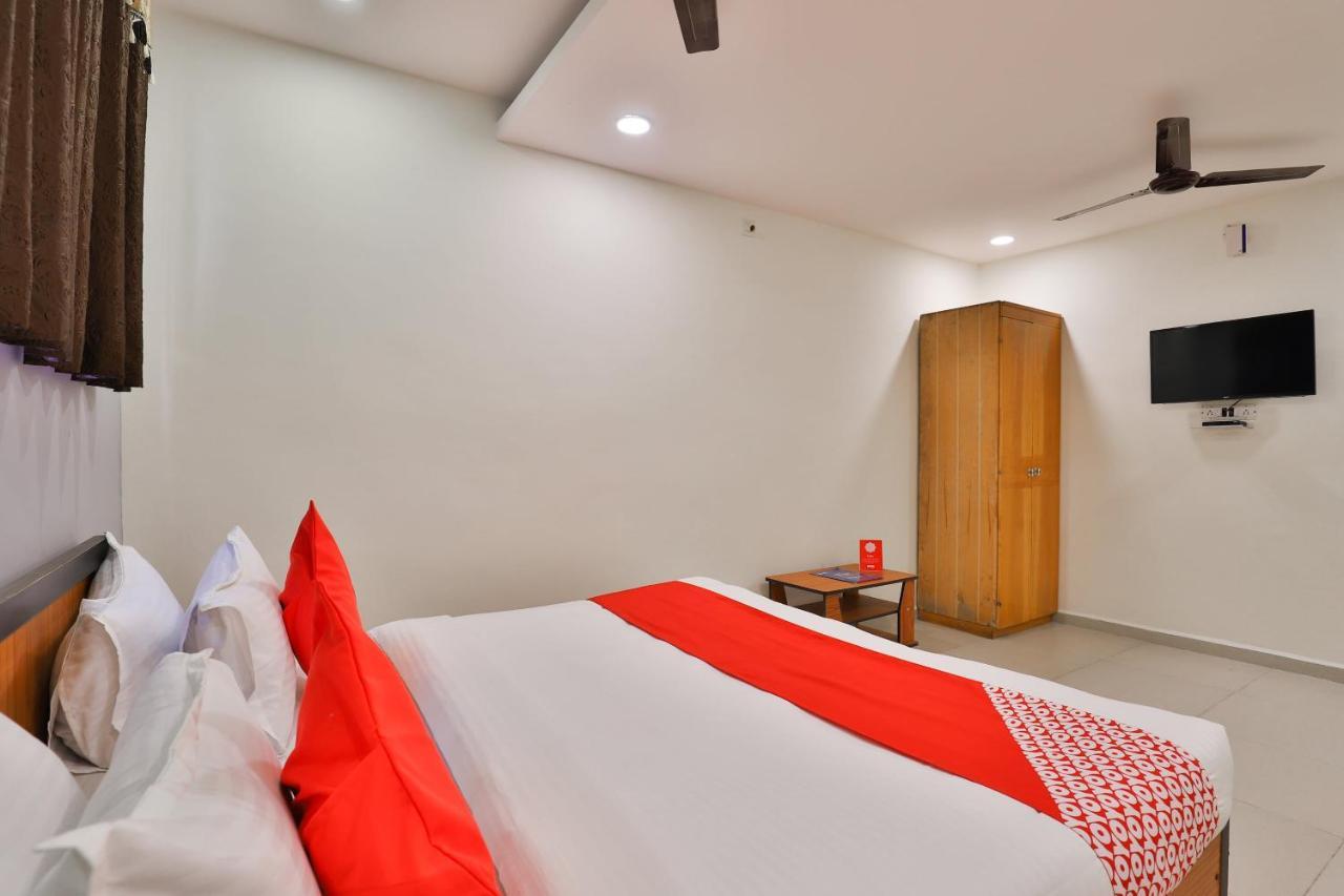 Oyo 16675 Hotel Shri Krishna Inn สุรัต ภายนอก รูปภาพ