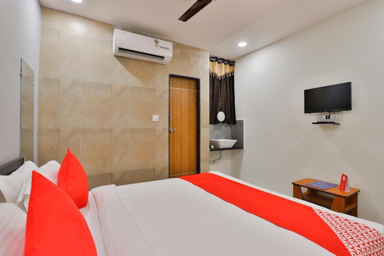 Oyo 16675 Hotel Shri Krishna Inn สุรัต ภายนอก รูปภาพ