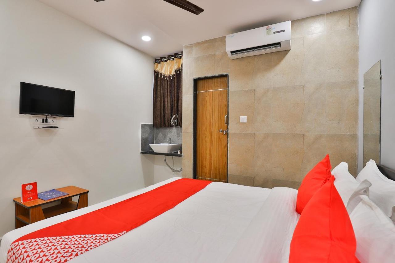 Oyo 16675 Hotel Shri Krishna Inn สุรัต ภายนอก รูปภาพ