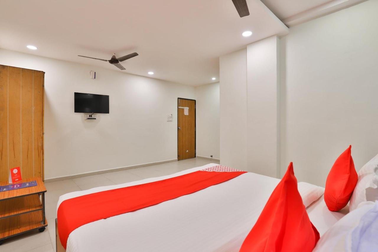 Oyo 16675 Hotel Shri Krishna Inn สุรัต ภายนอก รูปภาพ