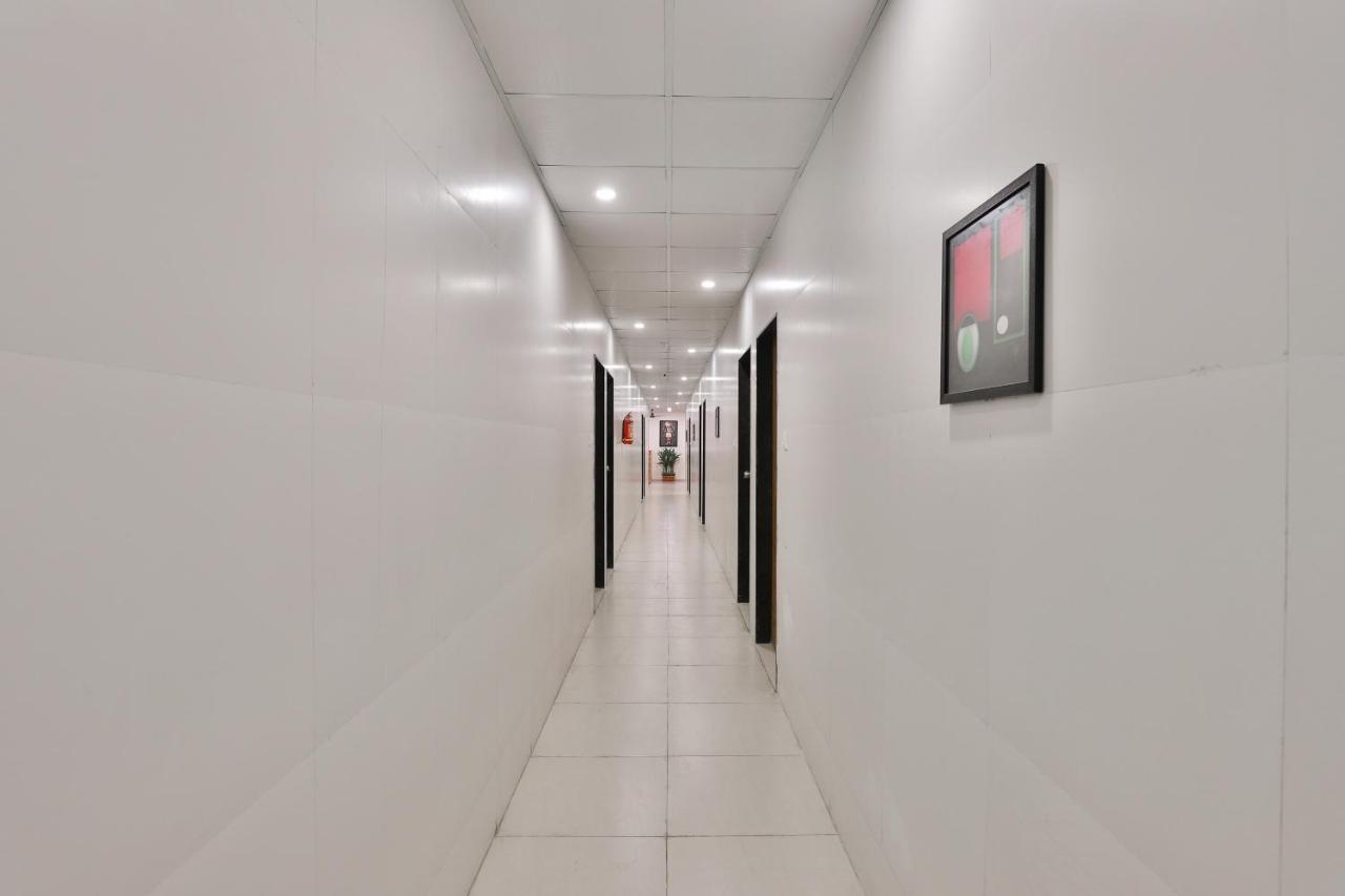 Oyo 16675 Hotel Shri Krishna Inn สุรัต ภายนอก รูปภาพ