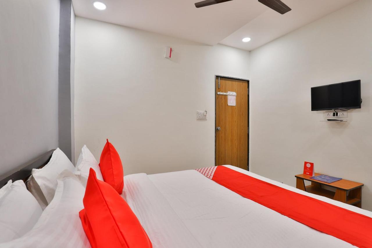 Oyo 16675 Hotel Shri Krishna Inn สุรัต ภายนอก รูปภาพ