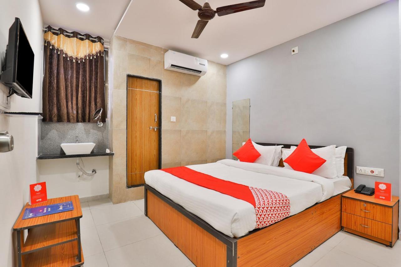 Oyo 16675 Hotel Shri Krishna Inn สุรัต ภายนอก รูปภาพ