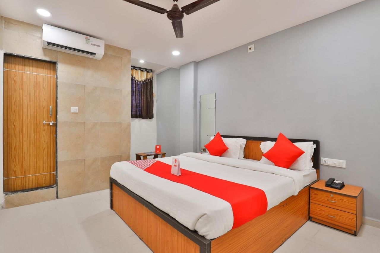 Oyo 16675 Hotel Shri Krishna Inn สุรัต ภายนอก รูปภาพ