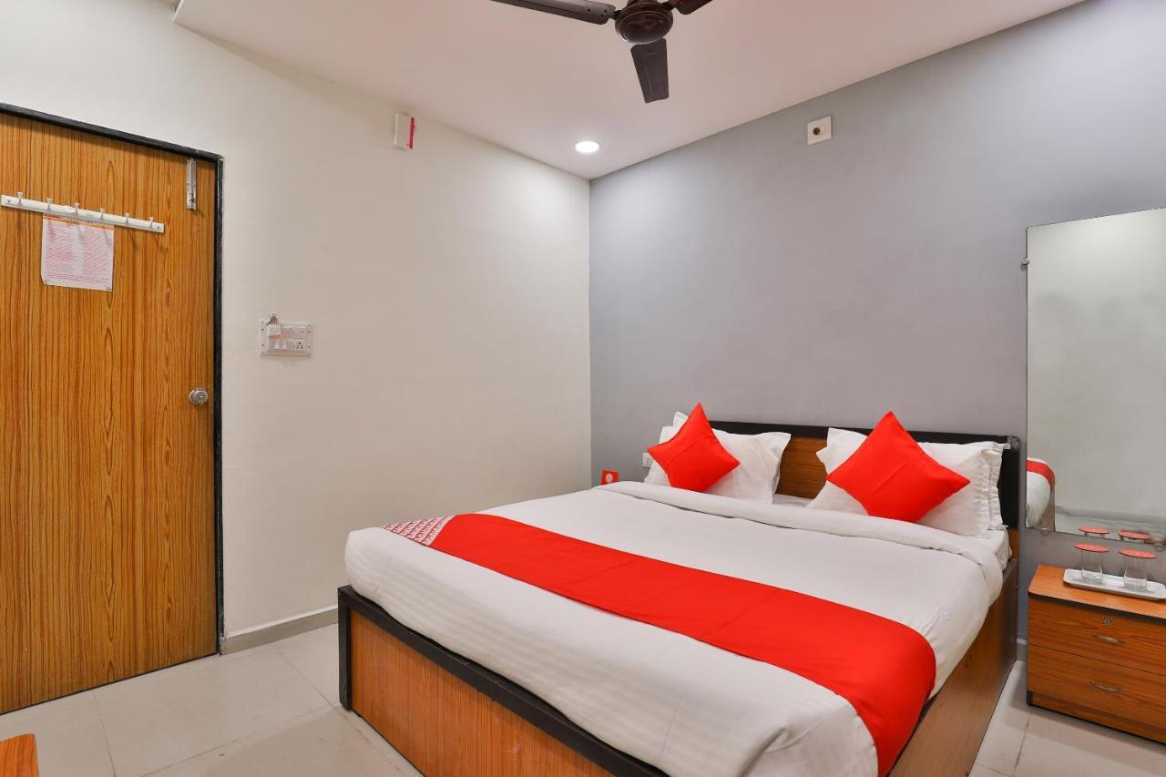 Oyo 16675 Hotel Shri Krishna Inn สุรัต ภายนอก รูปภาพ