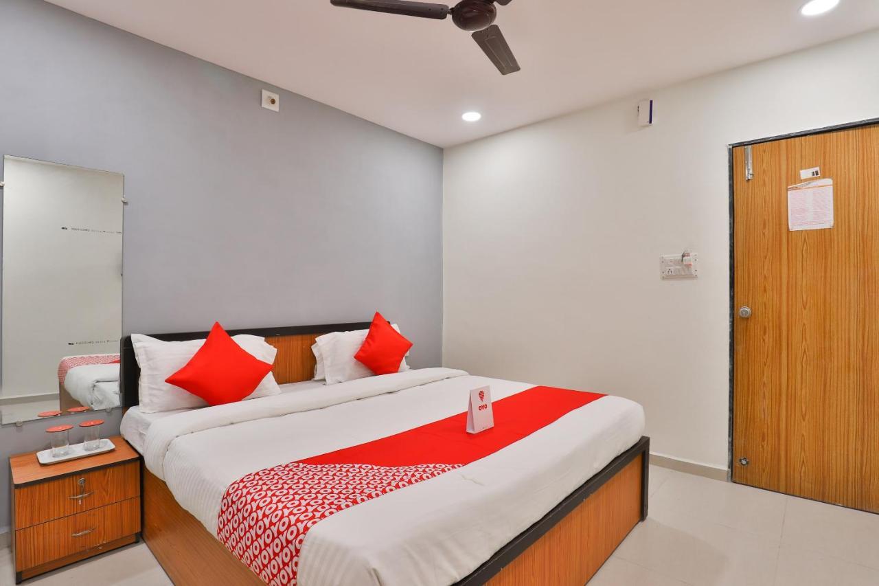 Oyo 16675 Hotel Shri Krishna Inn สุรัต ภายนอก รูปภาพ