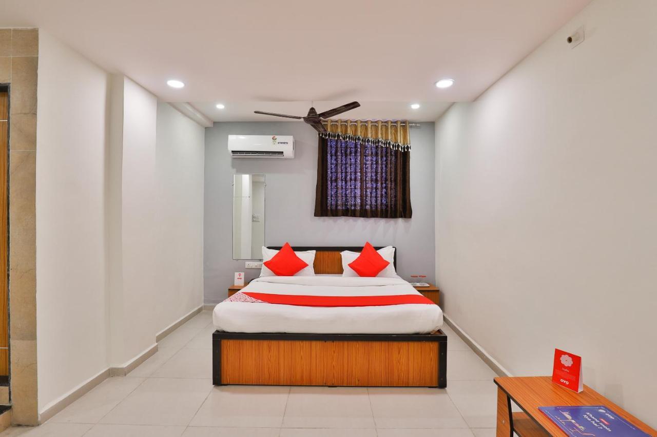 Oyo 16675 Hotel Shri Krishna Inn สุรัต ภายนอก รูปภาพ
